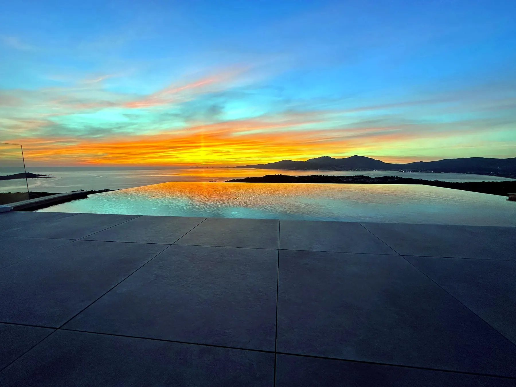 Villa A Pinnata au coucher du soleil face au golfe d’Ajaccio