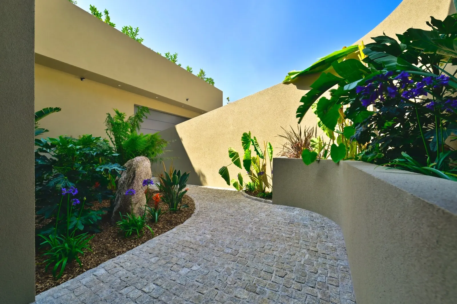 Entrée paysagée de la Villa A Pinnata