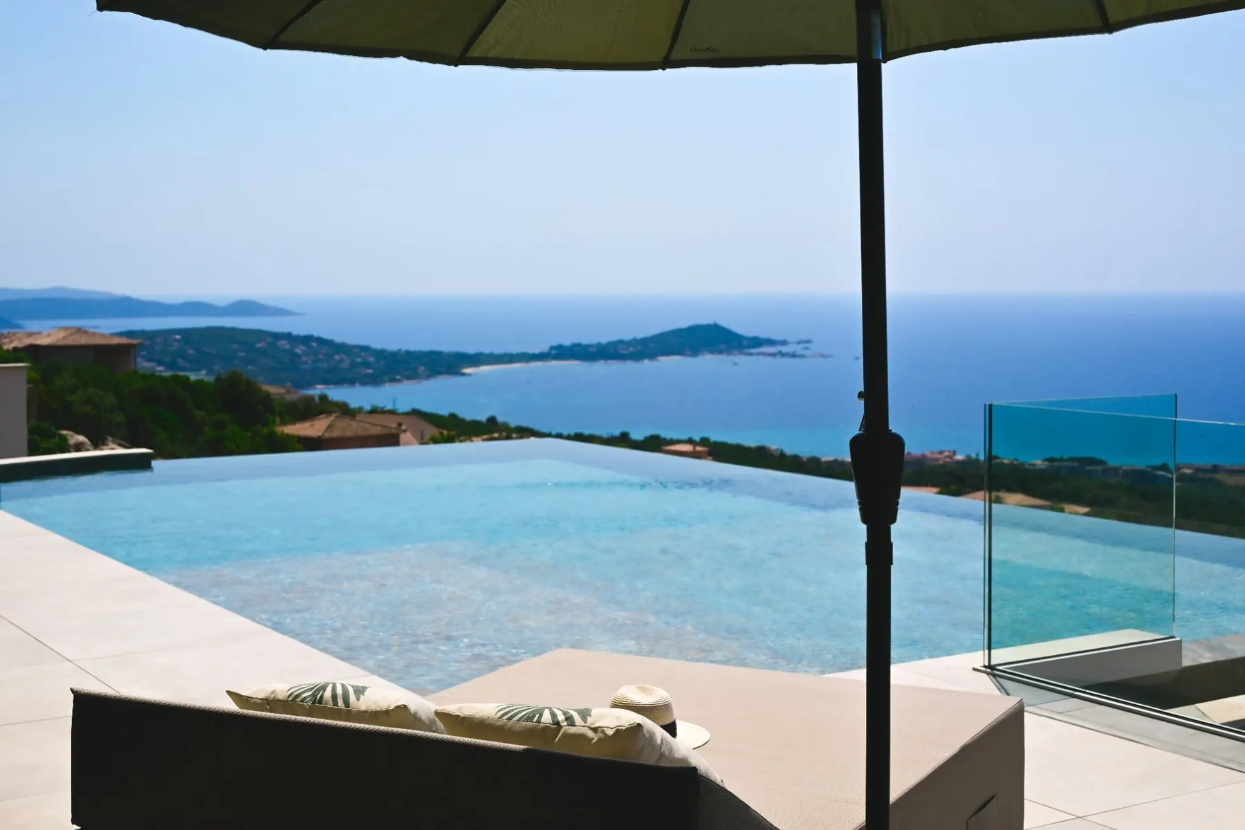 Villa A Pinnata, piscine à débordement et vue panoramique