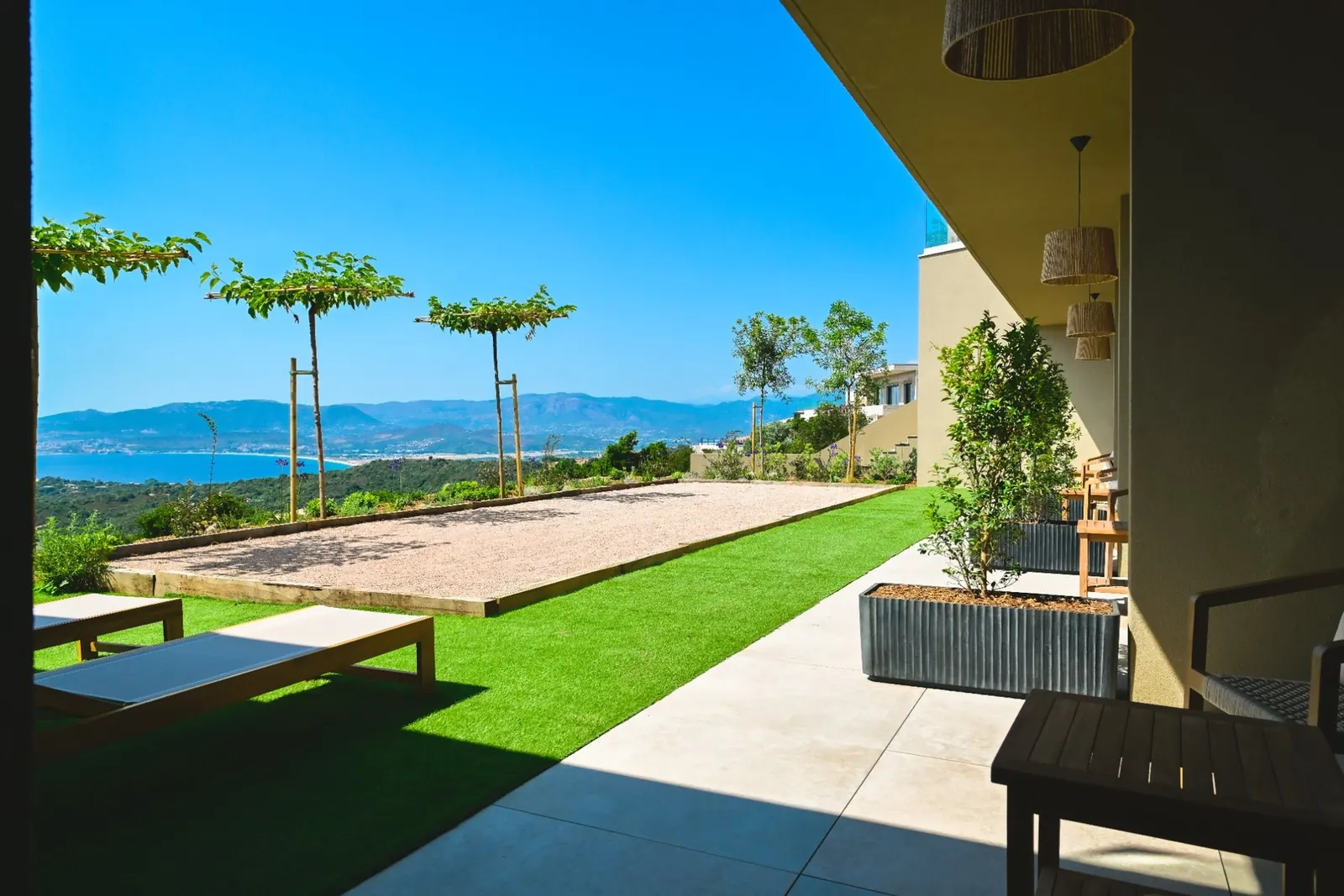 Terrain de pétanque avec vue sur le golfe à la Villa A Pinnata