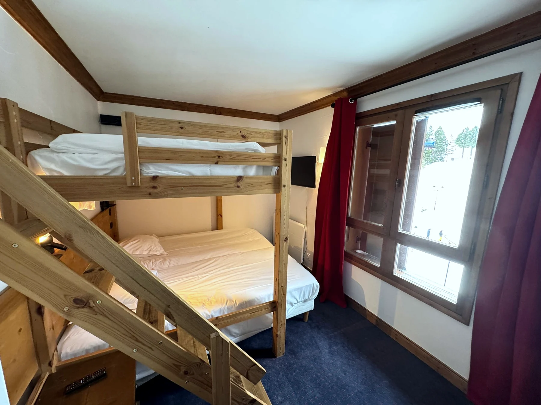 Chambre familiale avec deux lits simples et lit double en mezzanine à Arc 1950
