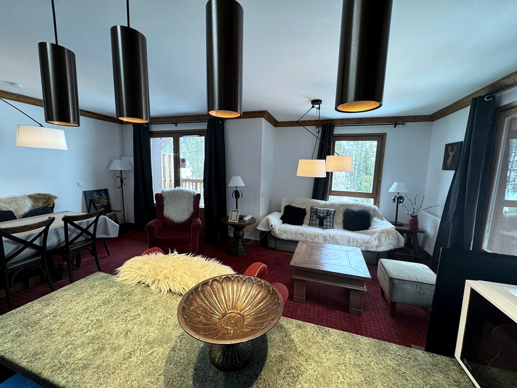 Salon et balcon de l’appartement premium Arc 1950
