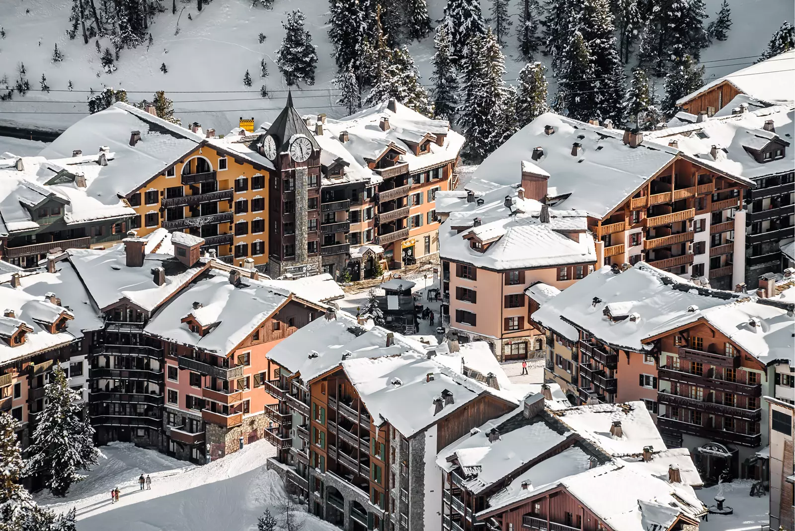 Vue aérienne du village piéton Arc 1950 au cœur des pistes
