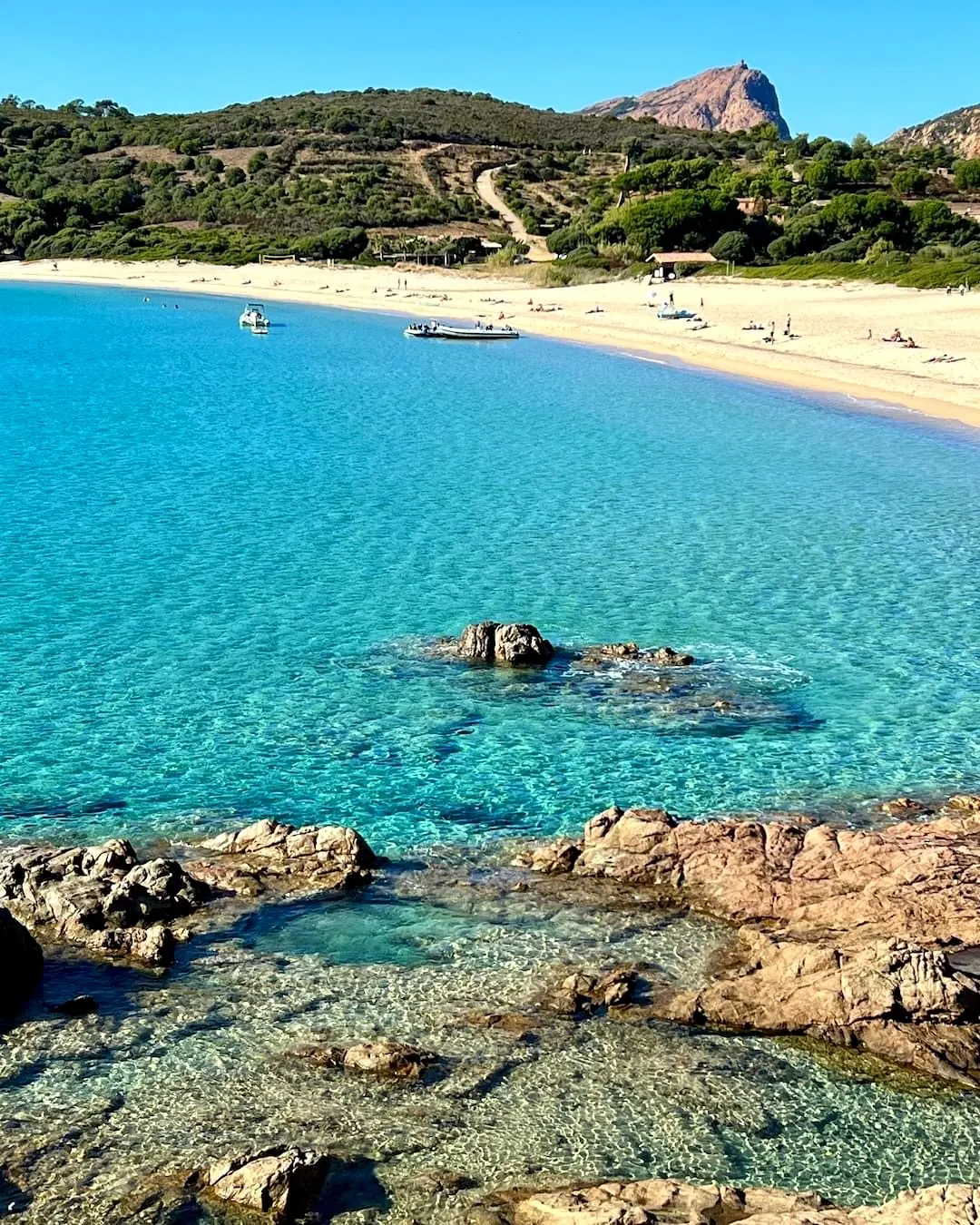 Plage et eau turquoise autour de Porticcio