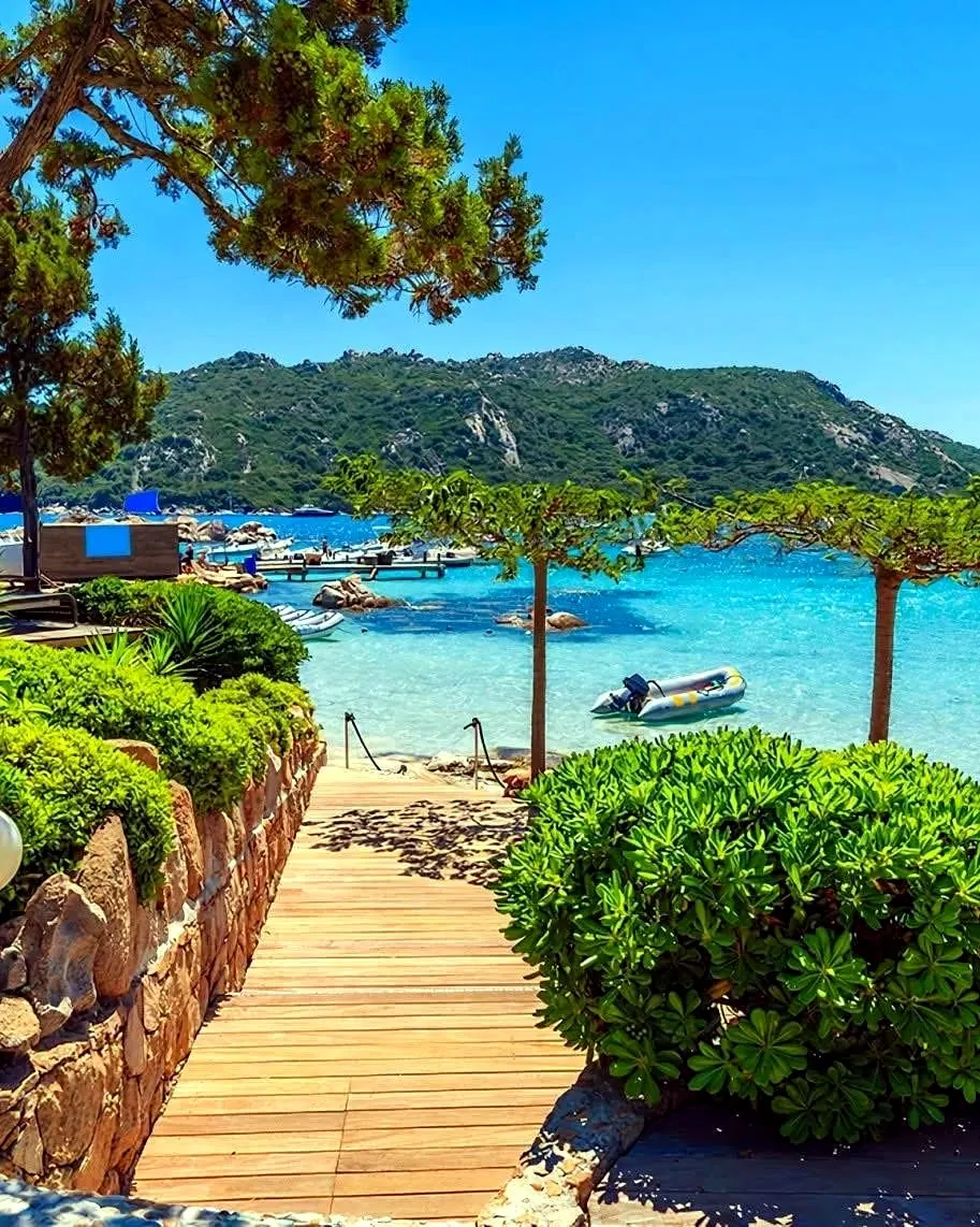 Crique et ponton en Corse du Sud