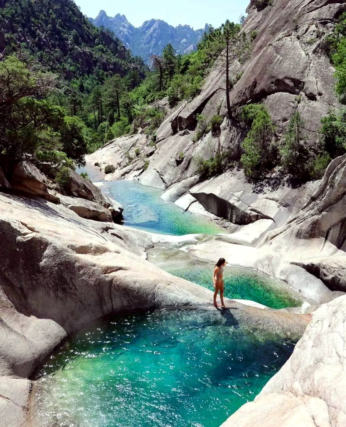Rivière et rochers dans l’intérieur de la Corse-du-Sud