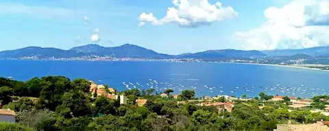 Vue panoramique sur la baie de Porticcio depuis la Villa Mer & Tennis