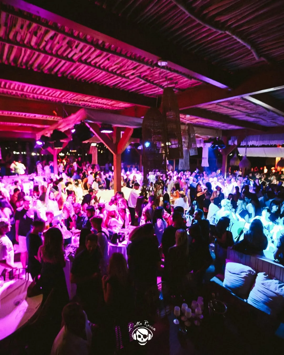 Ambiance festive en soirée à L’Alta Rocca à Porticcio
