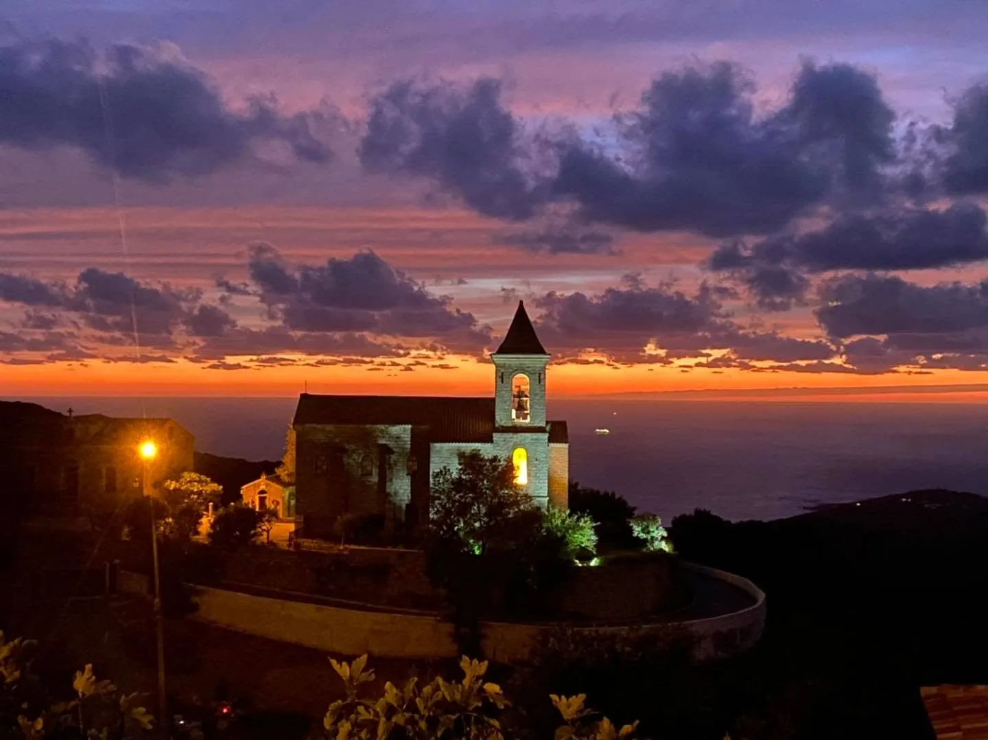 Église de Coti-Chiavari au coucher du soleil avec vue sur la mer