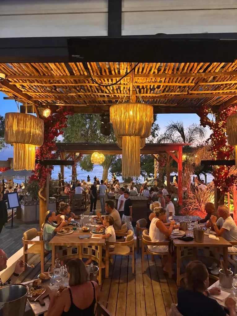 Salle et terrasse de La Plage Blanche à Porticcio en soirée