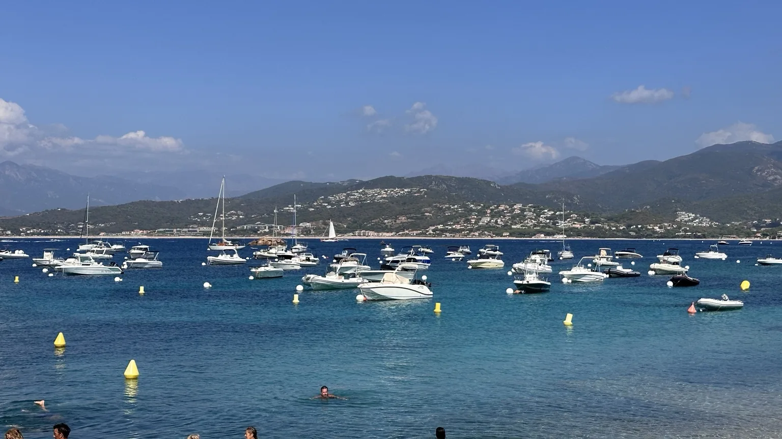 Mouillage dans le golfe d’Ajaccio vu depuis L’Oasis d’Isolella