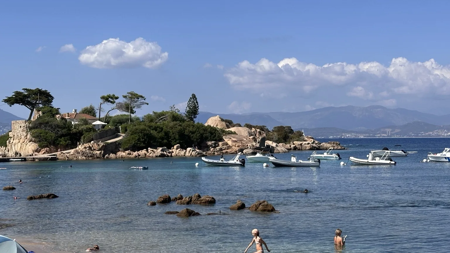 Vue depuis L’Oasis d’Isolella sur la baie et les bateaux au mouillage
