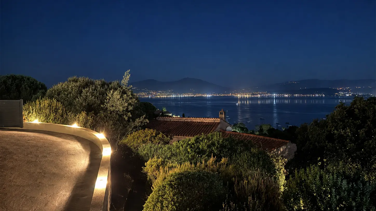 Porticcio et le golfe d’Ajaccio illuminés à la nuit tombée