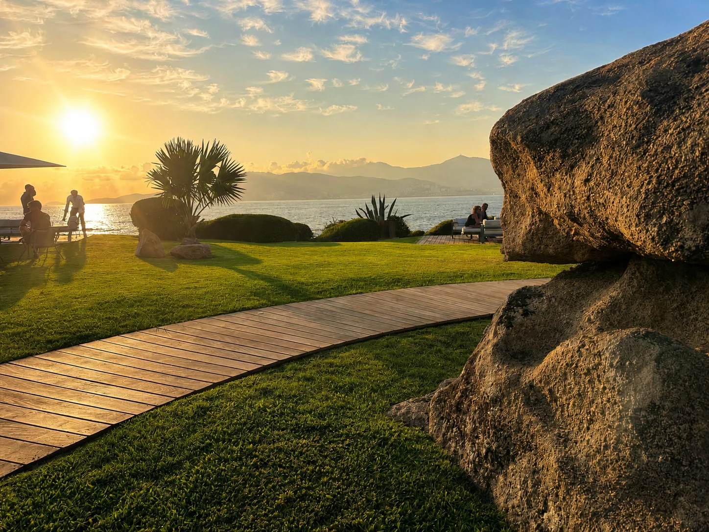 Terrasse et jardins du Sofitel Golfe d’Ajaccio avec vue sur le golfe