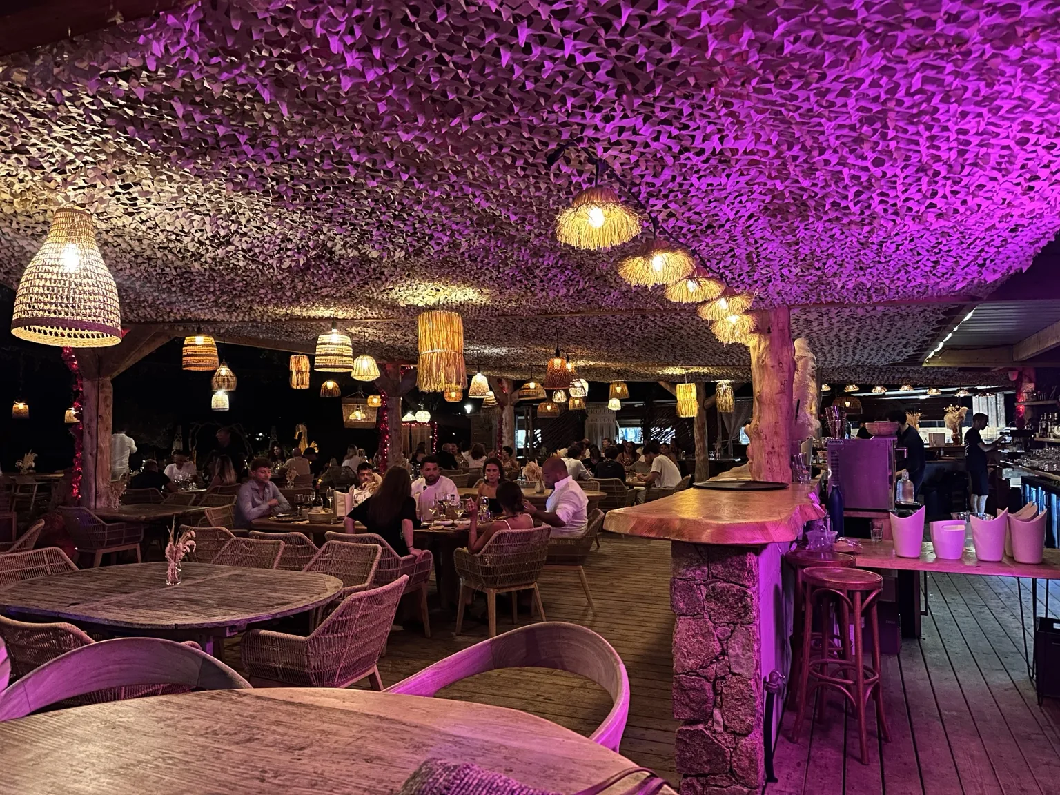 Ambiance du restaurant Villa Calamedea avec suspensions et tables en soirée