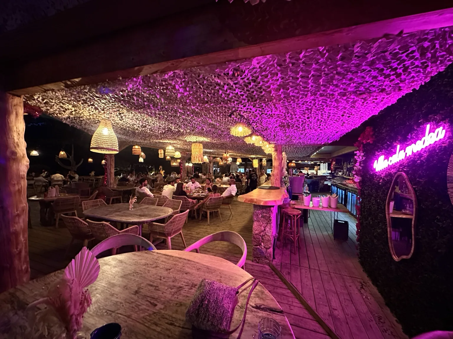 Salle de Villa Calamedea en soirée avec enseigne lumineuse Calamedea